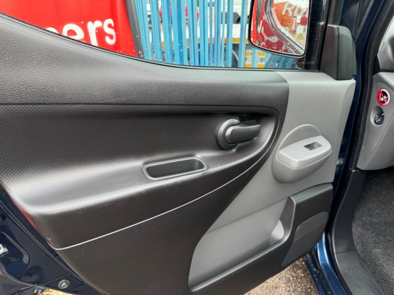 NISSAN NV200