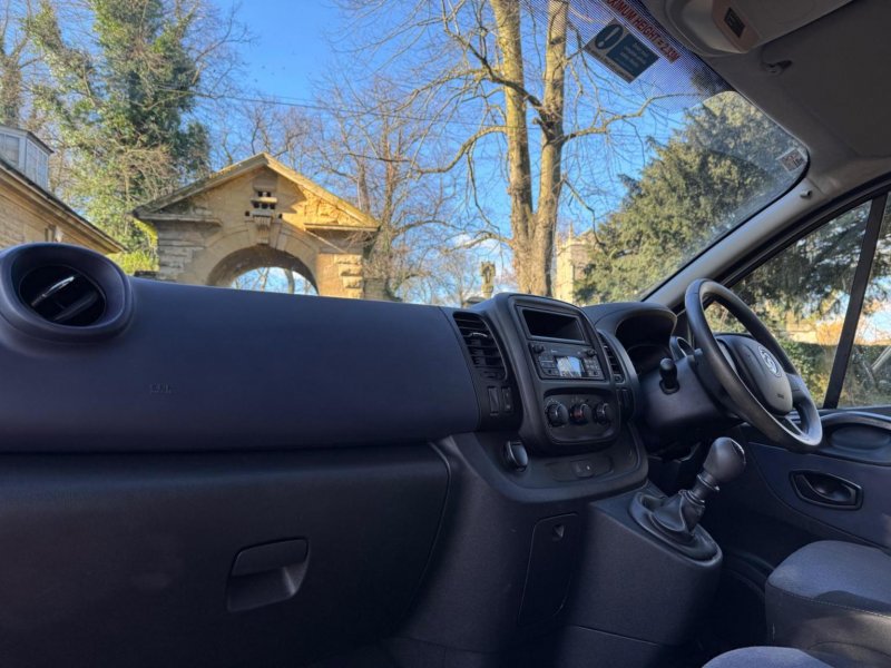 VAUXHALL VIVARO