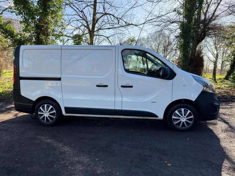 VAUXHALL VIVARO