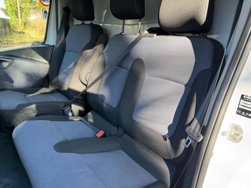 VAUXHALL VIVARO