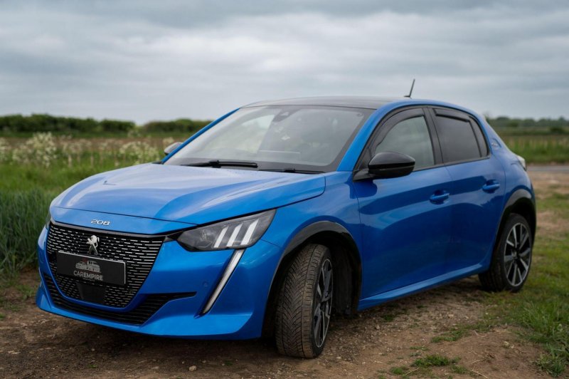 PEUGEOT 208