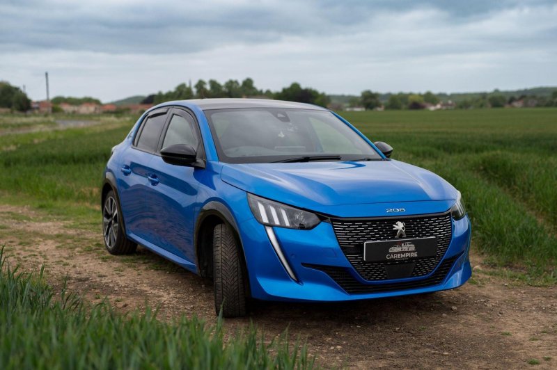PEUGEOT 208