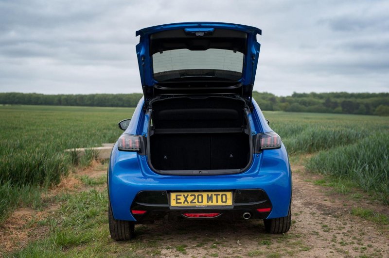 PEUGEOT 208