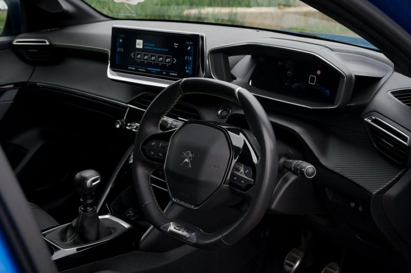 PEUGEOT 208