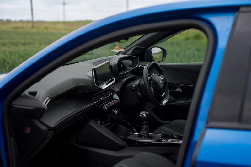 PEUGEOT 208