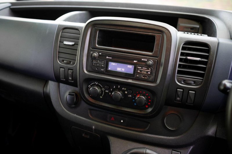 VAUXHALL VIVARO